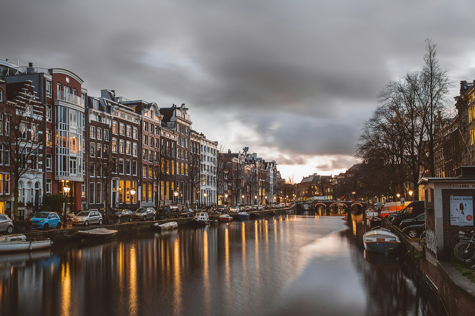 Nederlandse gracht met historische panden bij schemering